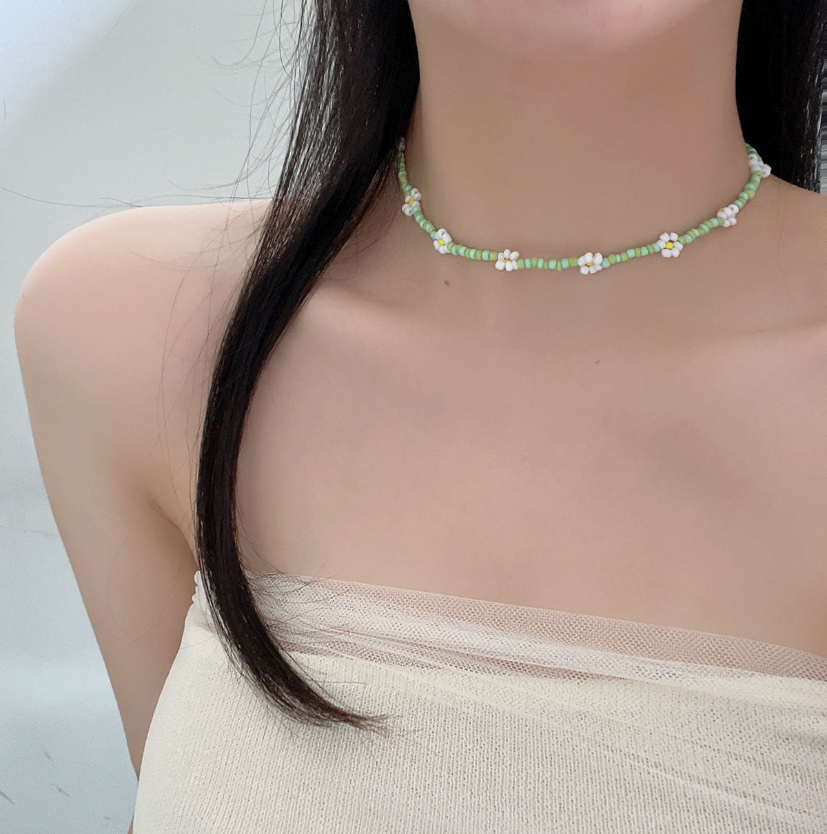 Venta al por mayor collar de cuentas de arroz de flor pequeña y fresca en contraste